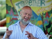 Bóng đá anh, ngoại hạng anh, lịch thi đấu euro 2012, Tôn vinh người sáng lập Liên hoan âm nhạc Glastonbury 